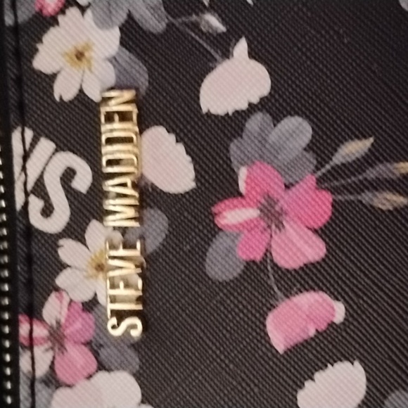 Steve madden brand new crossbody never used black with rose and pink floral - Picture 2 of 4